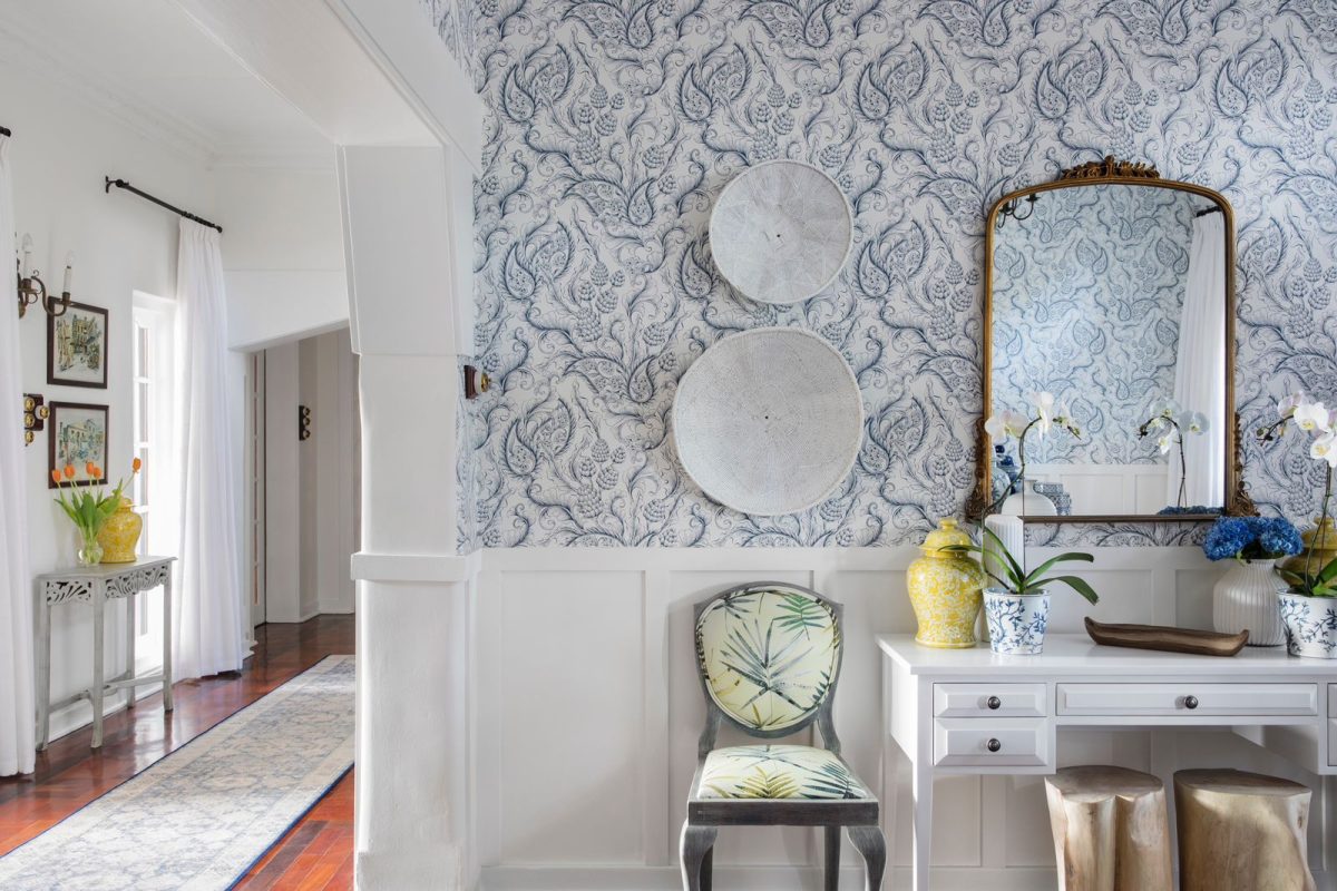 A tunning installation of Aquitaine Outline Wallpaper by the Homing Pigeon Interior designers.